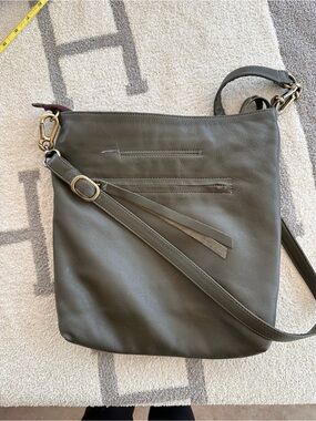 Leather Crossbody Bag in Olive Green - Classic Everyday Style Carla Mancini